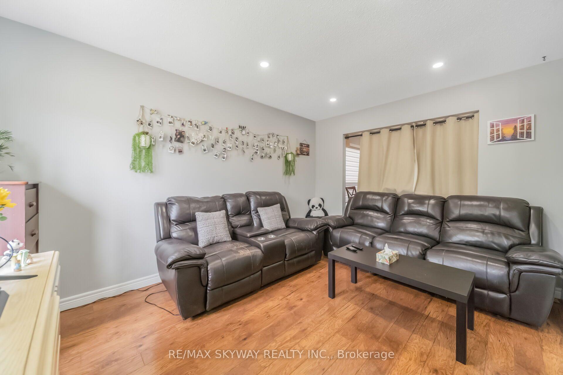 Photo 10 of 42 Newbury Drive, Kitchener, Forest Heights — HOMEH