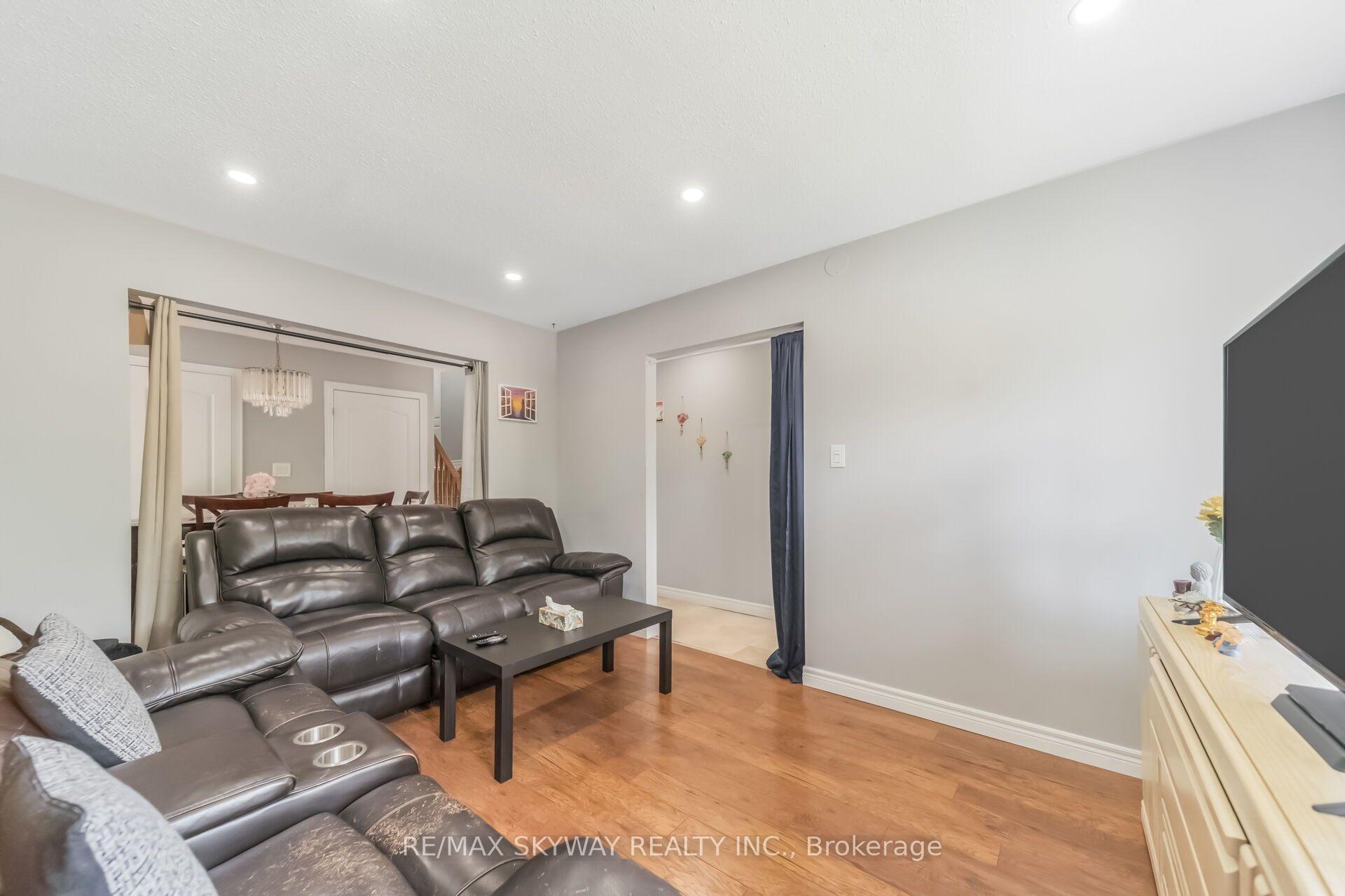 Photo 11 of 42 Newbury Drive, Kitchener, Forest Heights — HOMEH