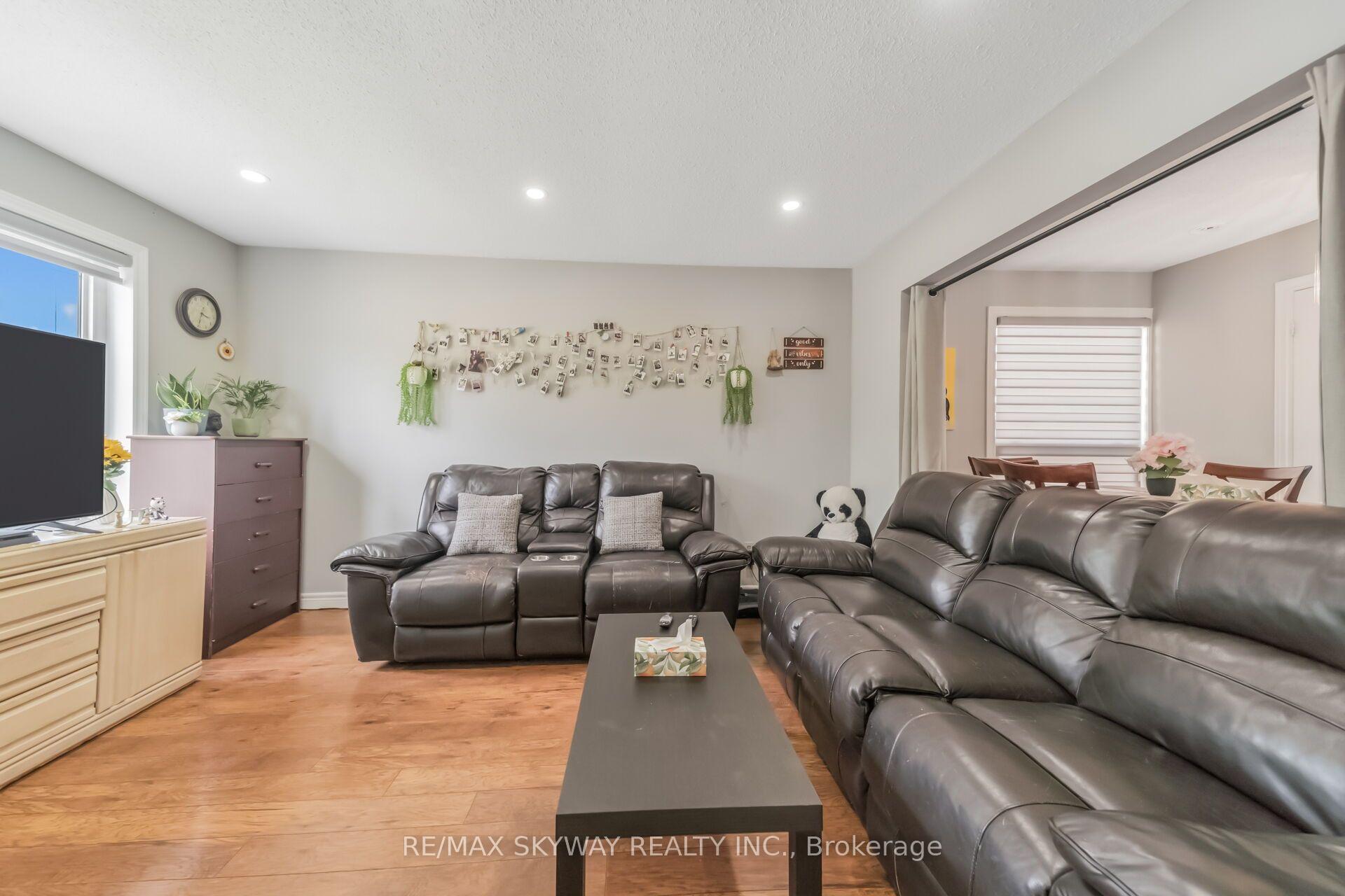 Photo 12 of 42 Newbury Drive, Kitchener, Forest Heights — HOMEH