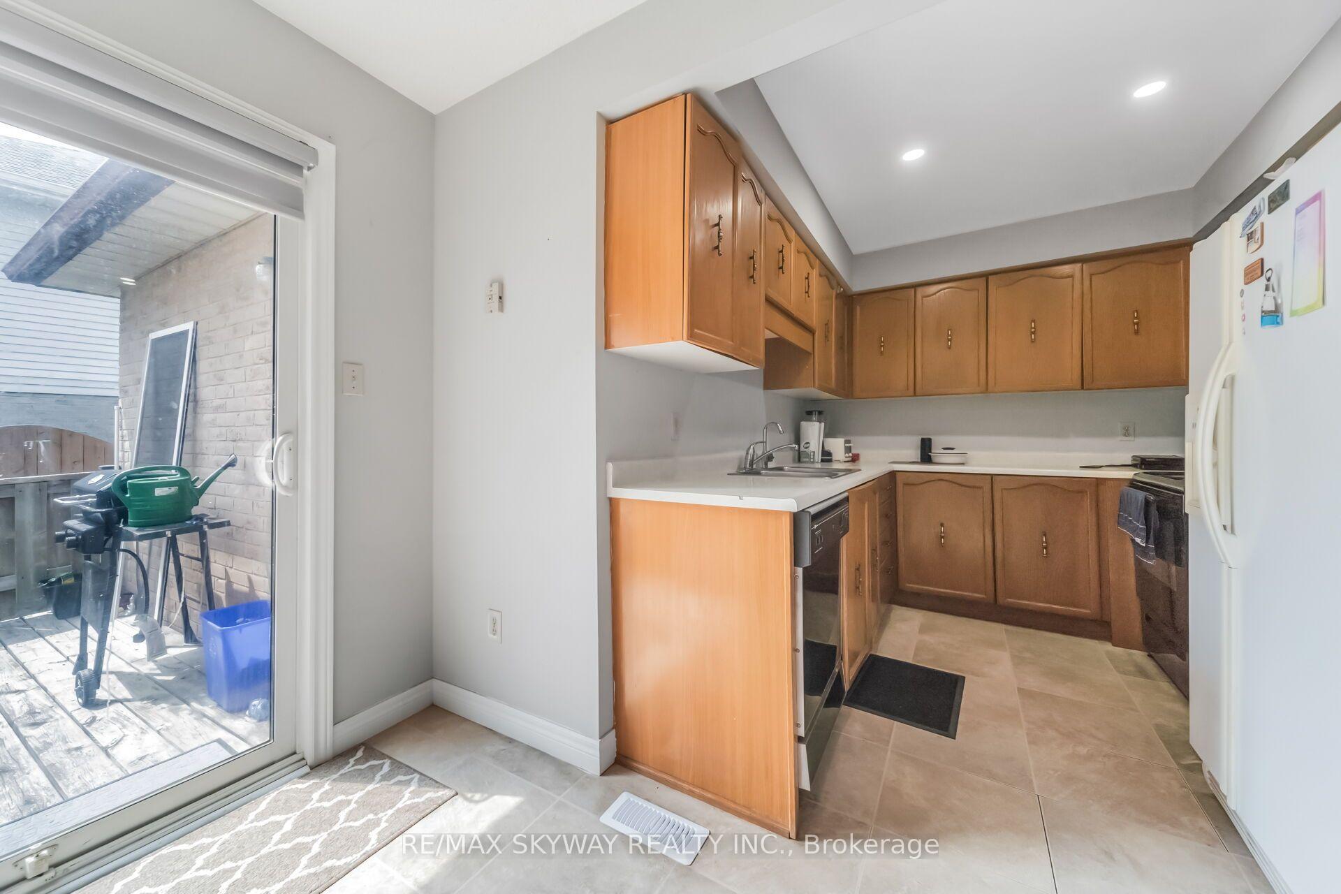 Photo 21 of 42 Newbury Drive, Kitchener, Forest Heights — HOMEH