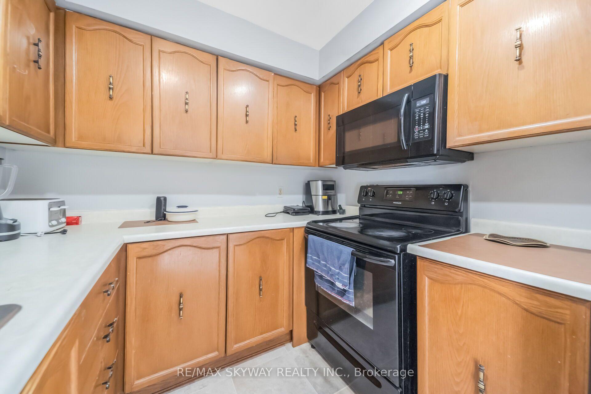 Photo 23 of 42 Newbury Drive, Kitchener, Forest Heights — HOMEH