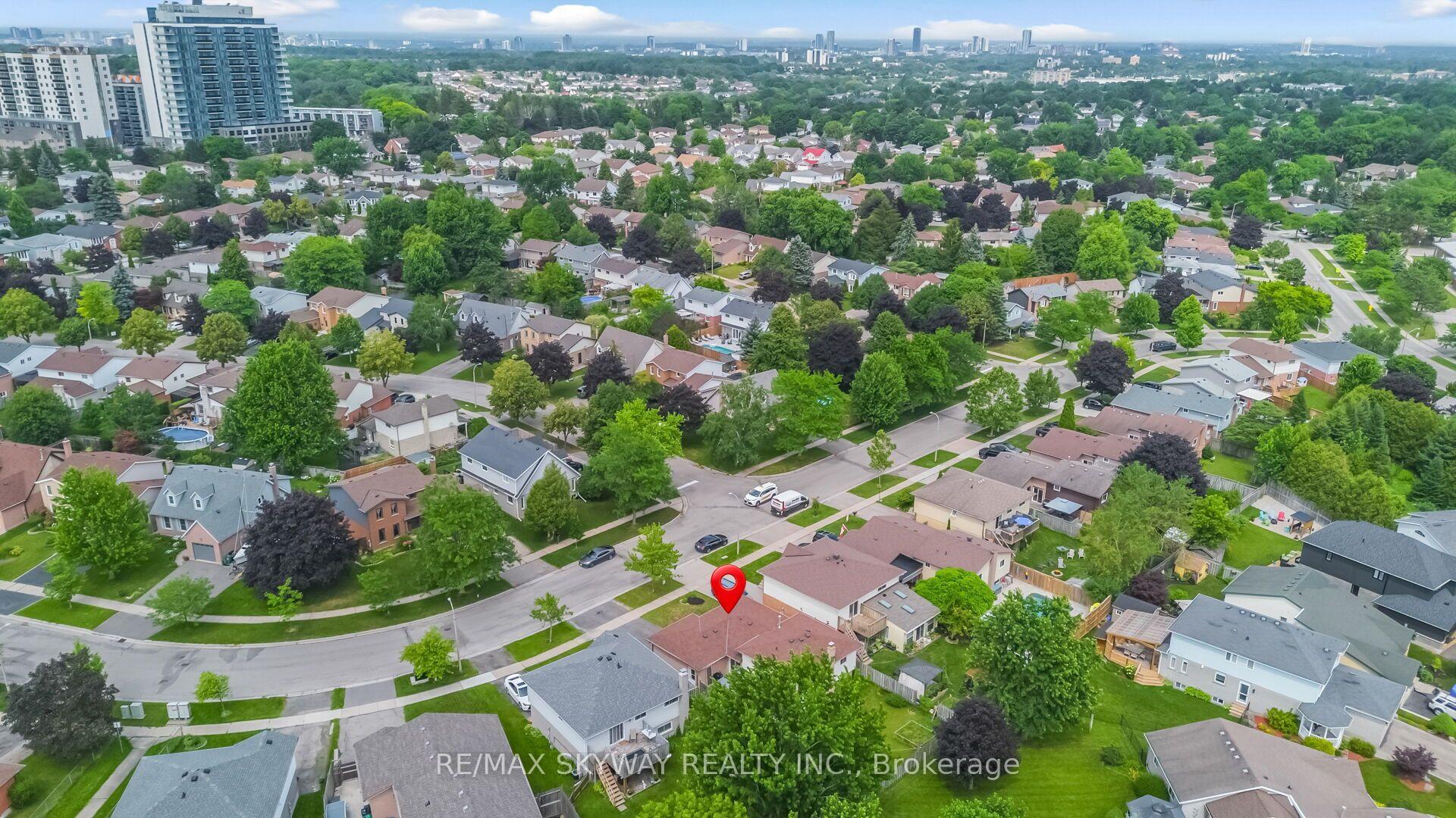 Photo 48 of 42 Newbury Drive, Kitchener, Forest Heights — HOMEH