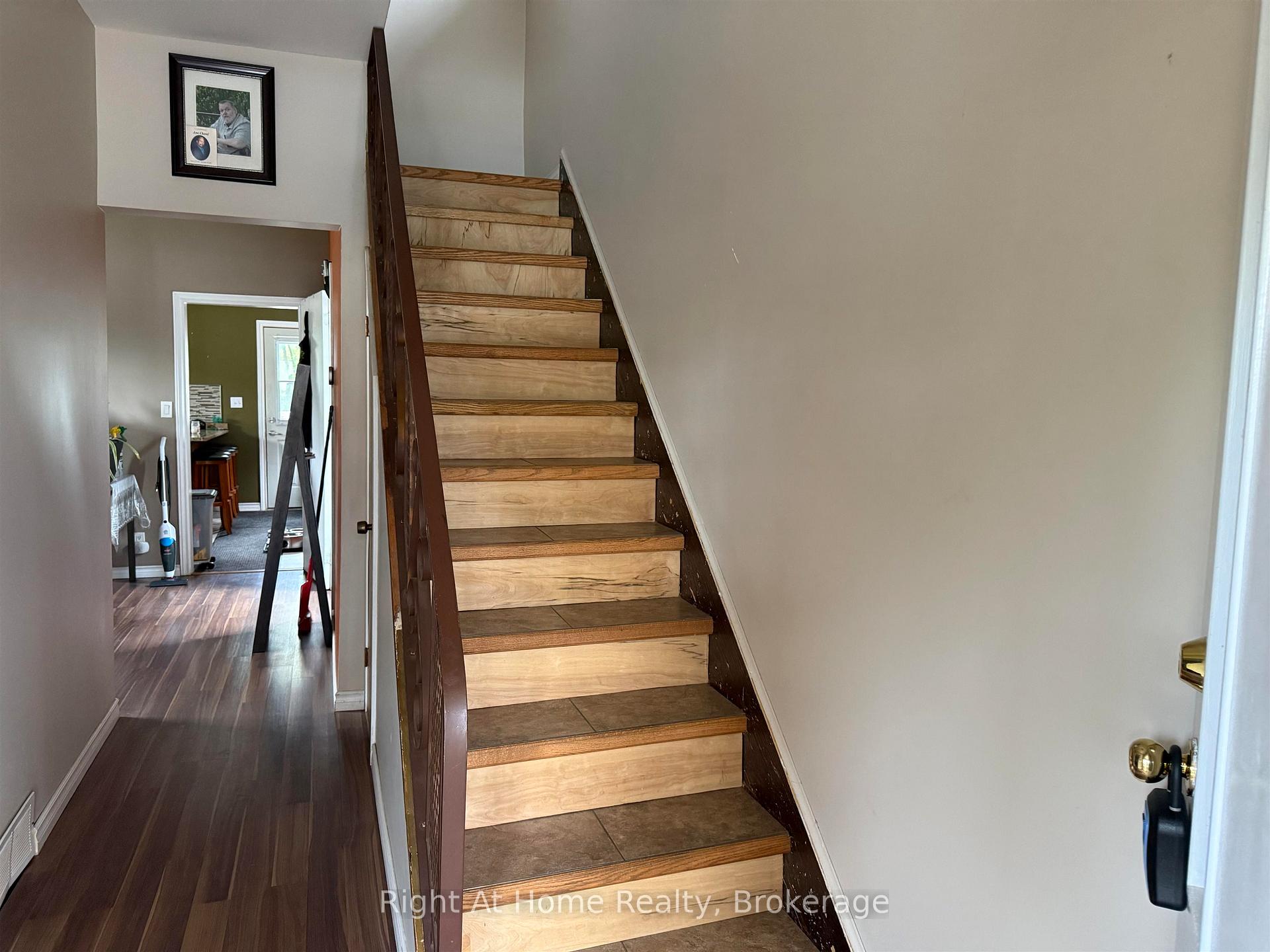 Photo 5 of 334 Morse Street, Thunder Bay, Current River — HOMEH