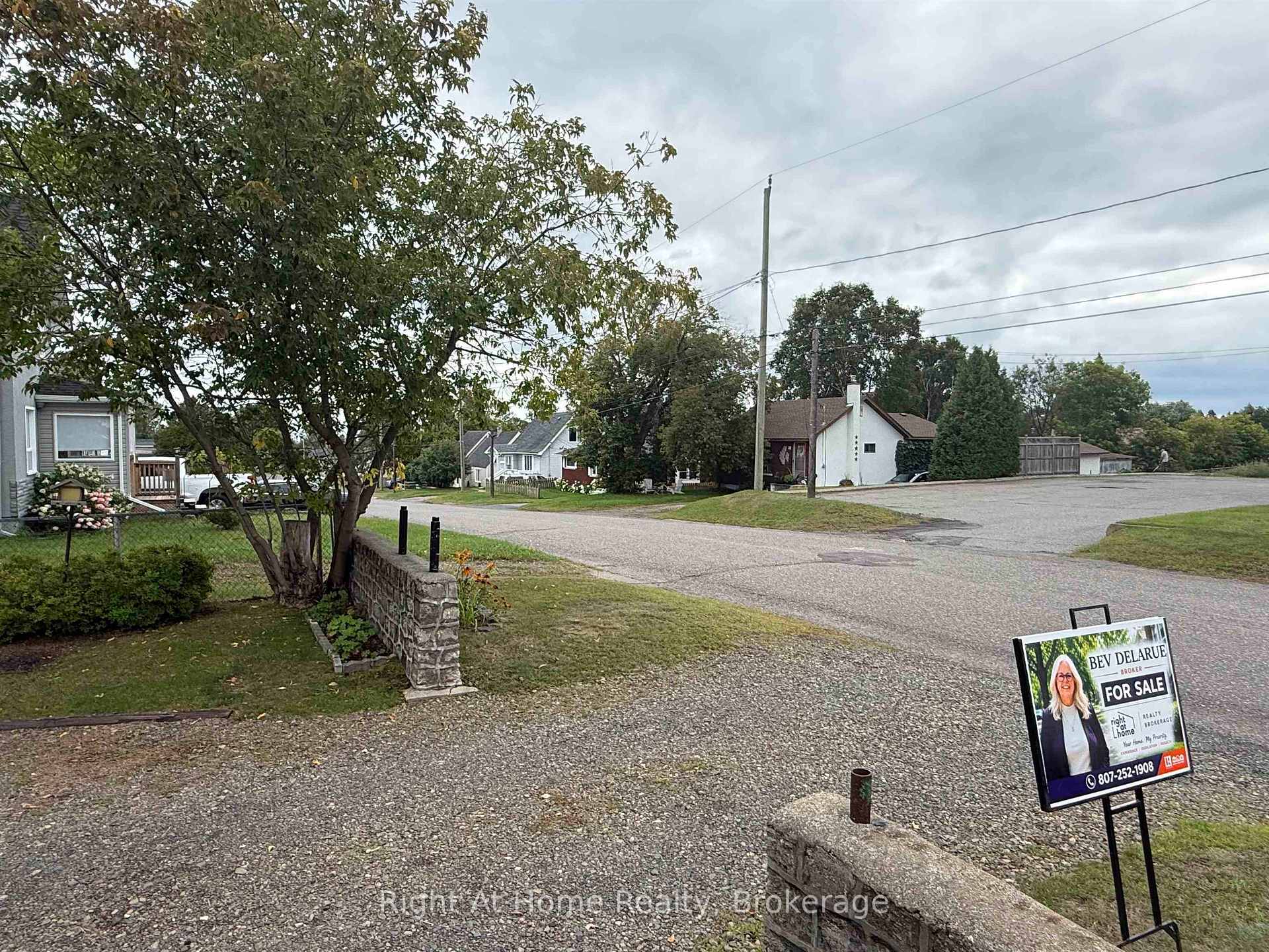 Photo 21 of 334 Morse Street, Thunder Bay, Current River — HOMEH
