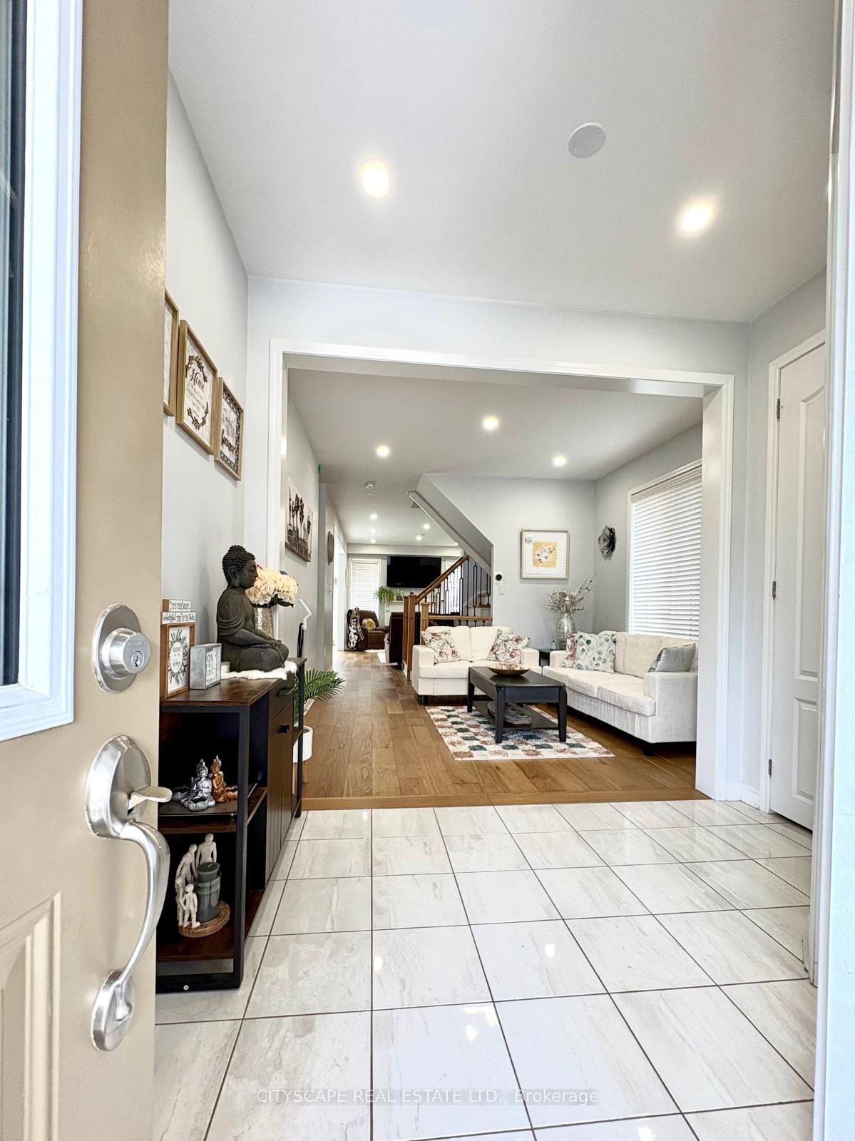 Photo 4 of 538 Edenbrook Hill Drive, Brampton, Northwest Brampton — HOMEH
