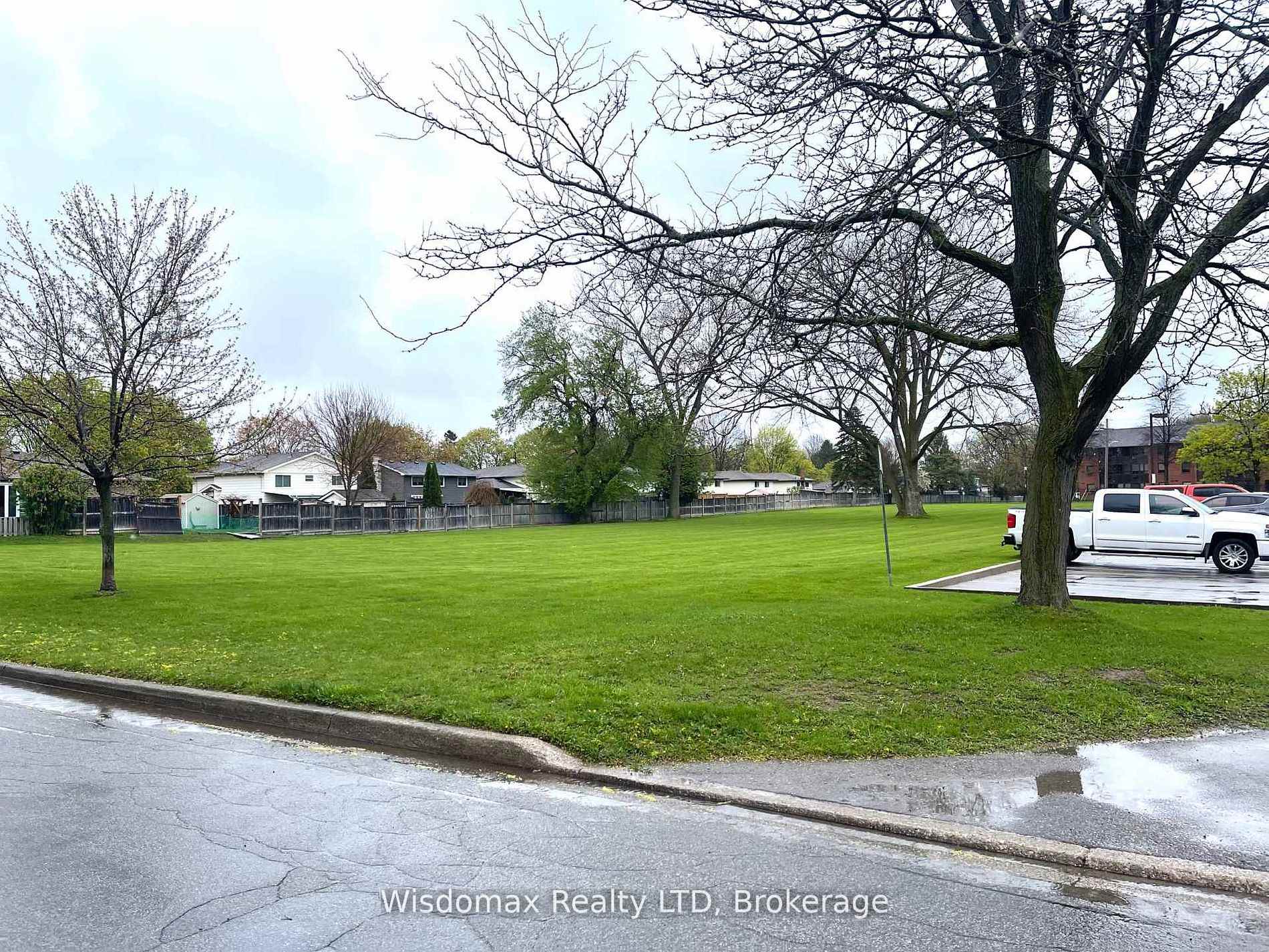 Photo 4 of 7 Greenmeadow Court, St. Catharines, Fairview — HOMEH
