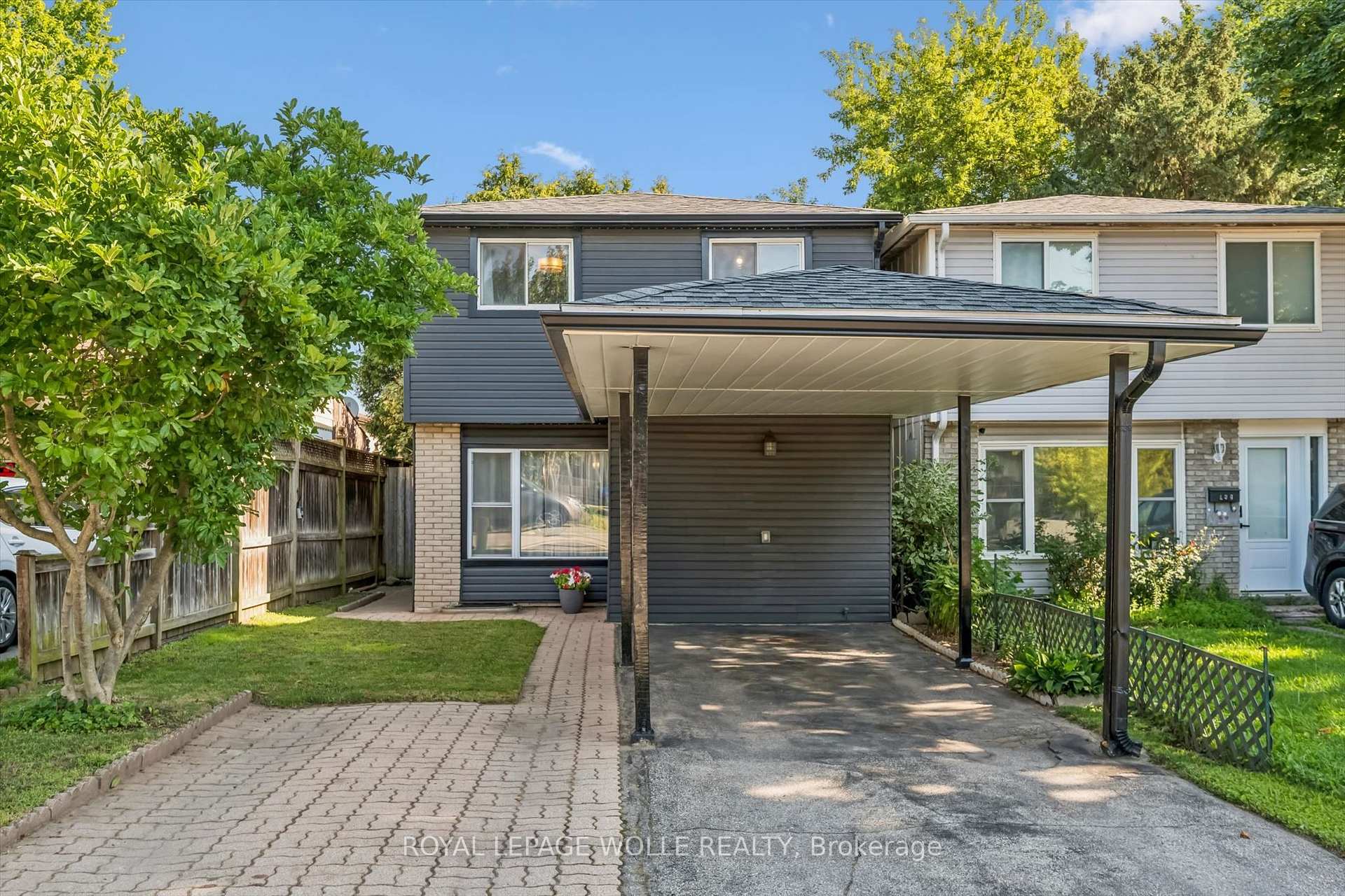Front of 460 Parkview Crescent
