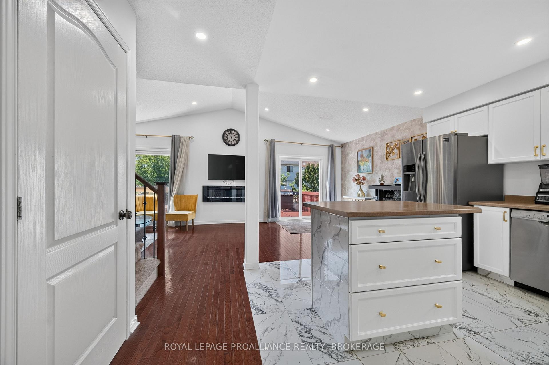 Photo 9 of 445 Maureen Street, Kingston, Kingston East (Incl Barret Crt) — HOMEH