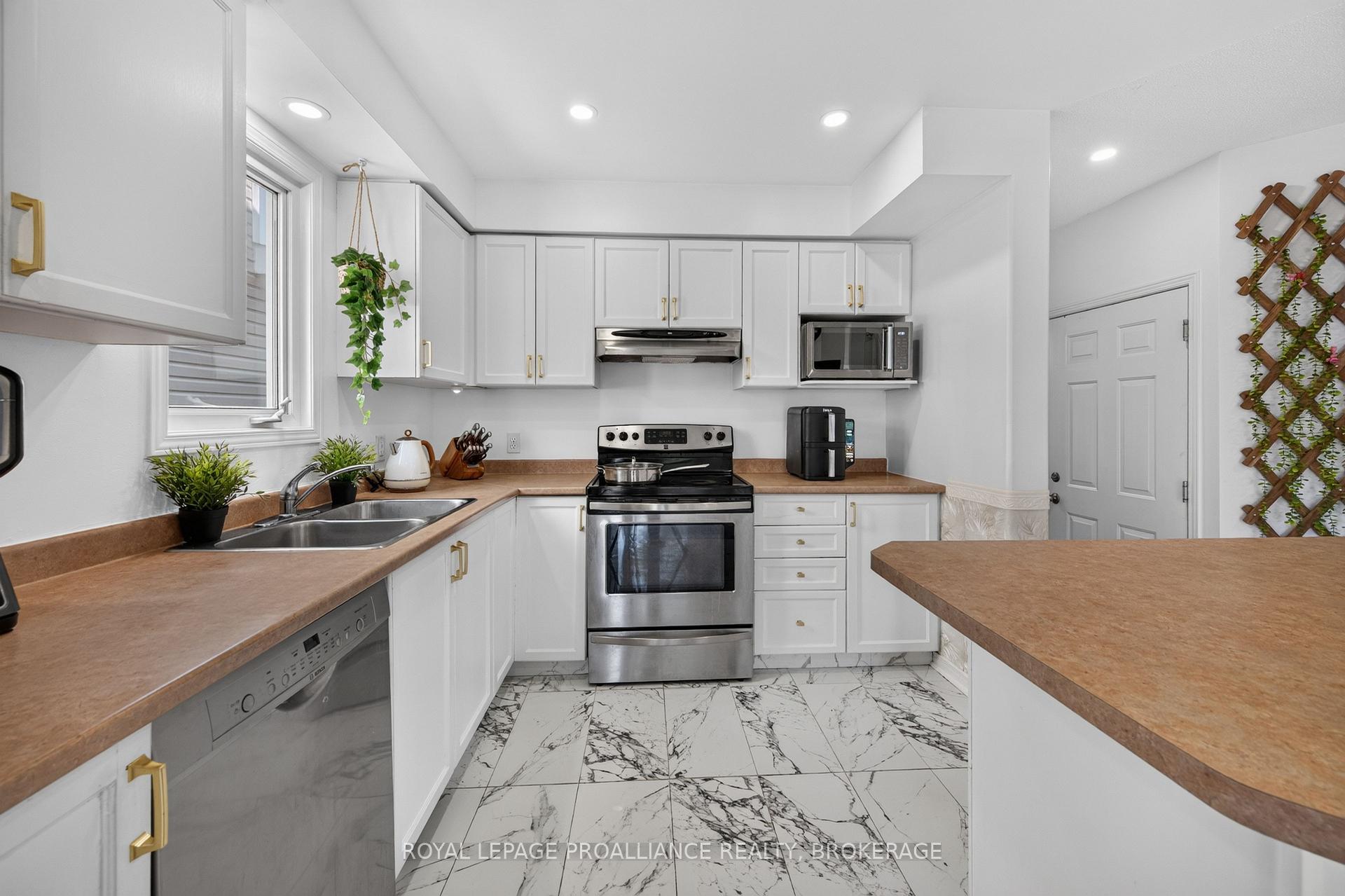 Photo 11 of 445 Maureen Street, Kingston, Kingston East (Incl Barret Crt) — HOMEH