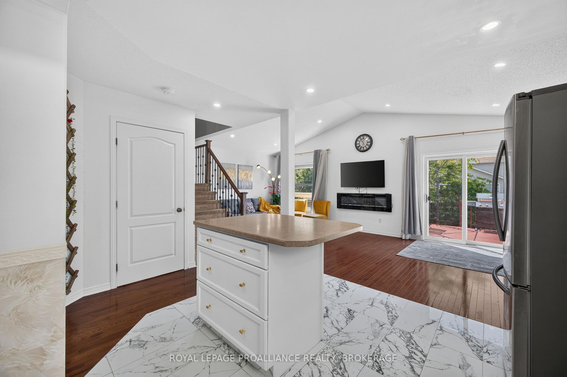 Photo 12 of 445 Maureen Street, Kingston, Kingston East (Incl Barret Crt) — HOMEH