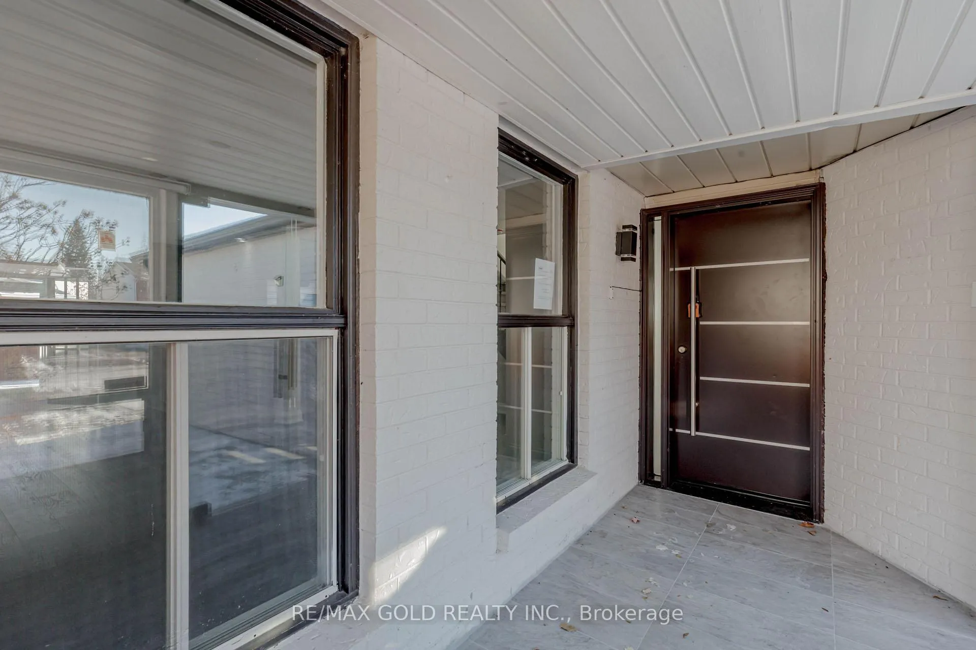 Photo 3 of 63 Floribunda Crescent, Brampton, Bramalea West Industrial — HOMEH