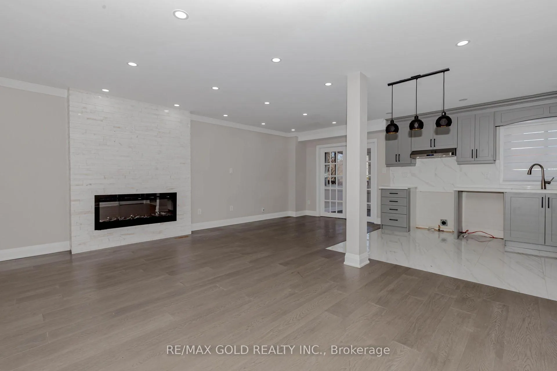 Photo 5 of 63 Floribunda Crescent, Brampton, Bramalea West Industrial — HOMEH