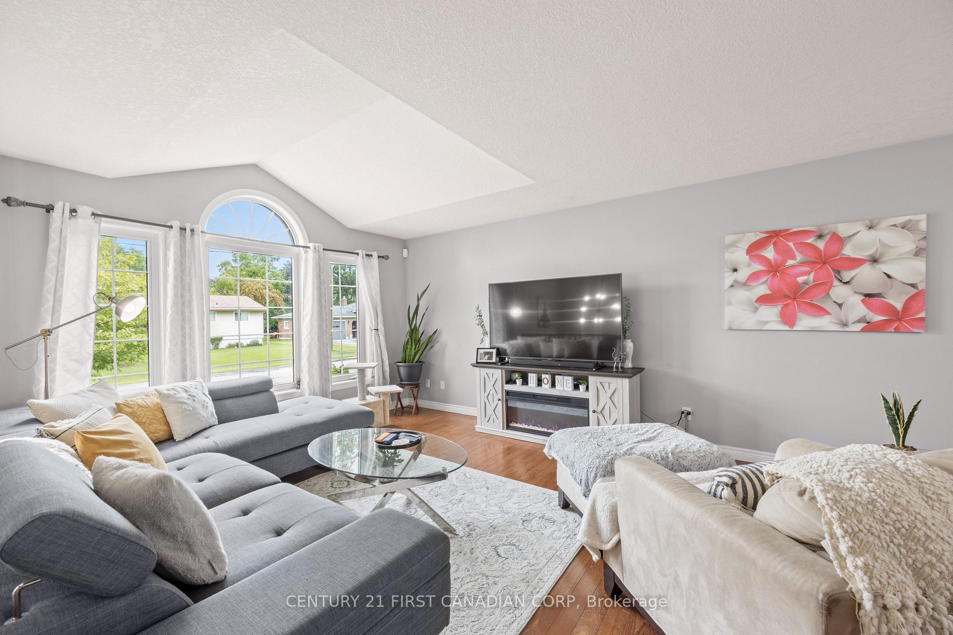 Photo 8 of 34 Brock Street, St. Thomas — HOMEH