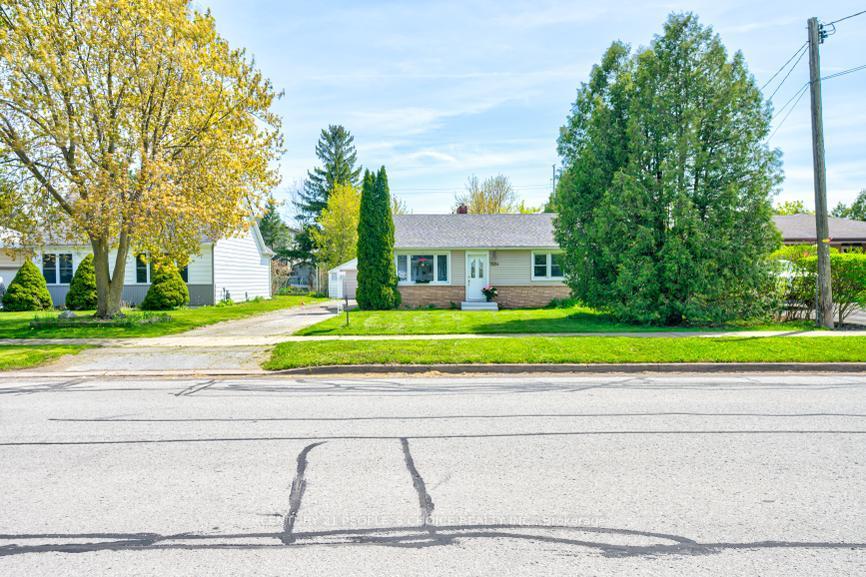 Photo 3 of 7684 Badger Road, Niagara Falls, West Wood — HOMEH