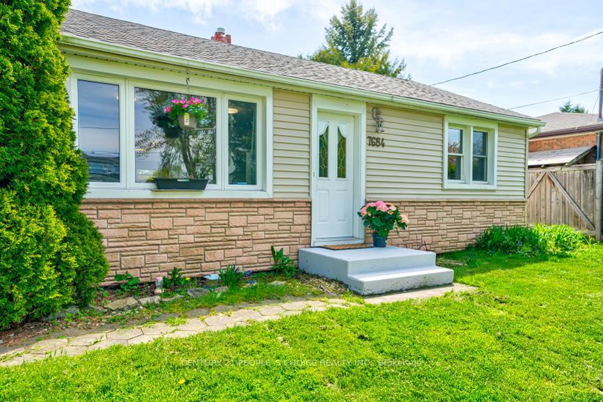 Photo 6 of 7684 Badger Road, Niagara Falls, West Wood — HOMEH