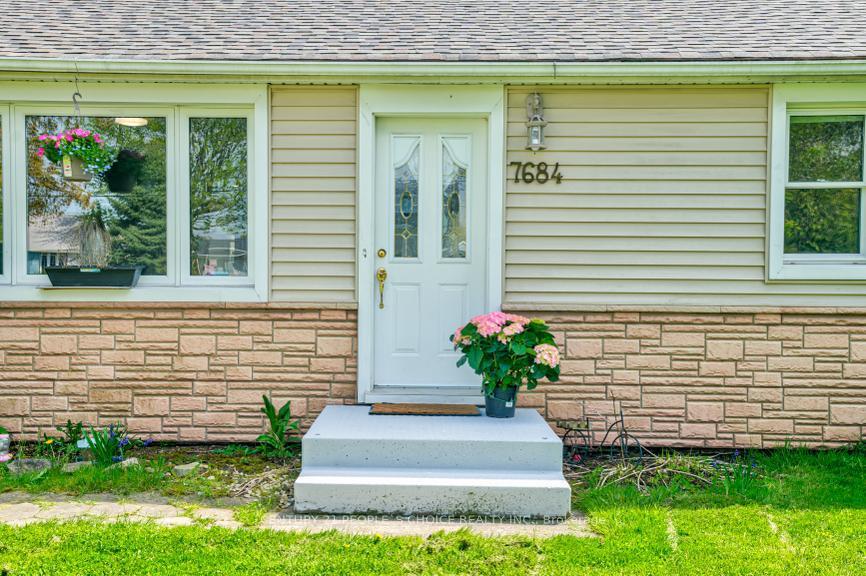 Photo 7 of 7684 Badger Road, Niagara Falls, West Wood — HOMEH