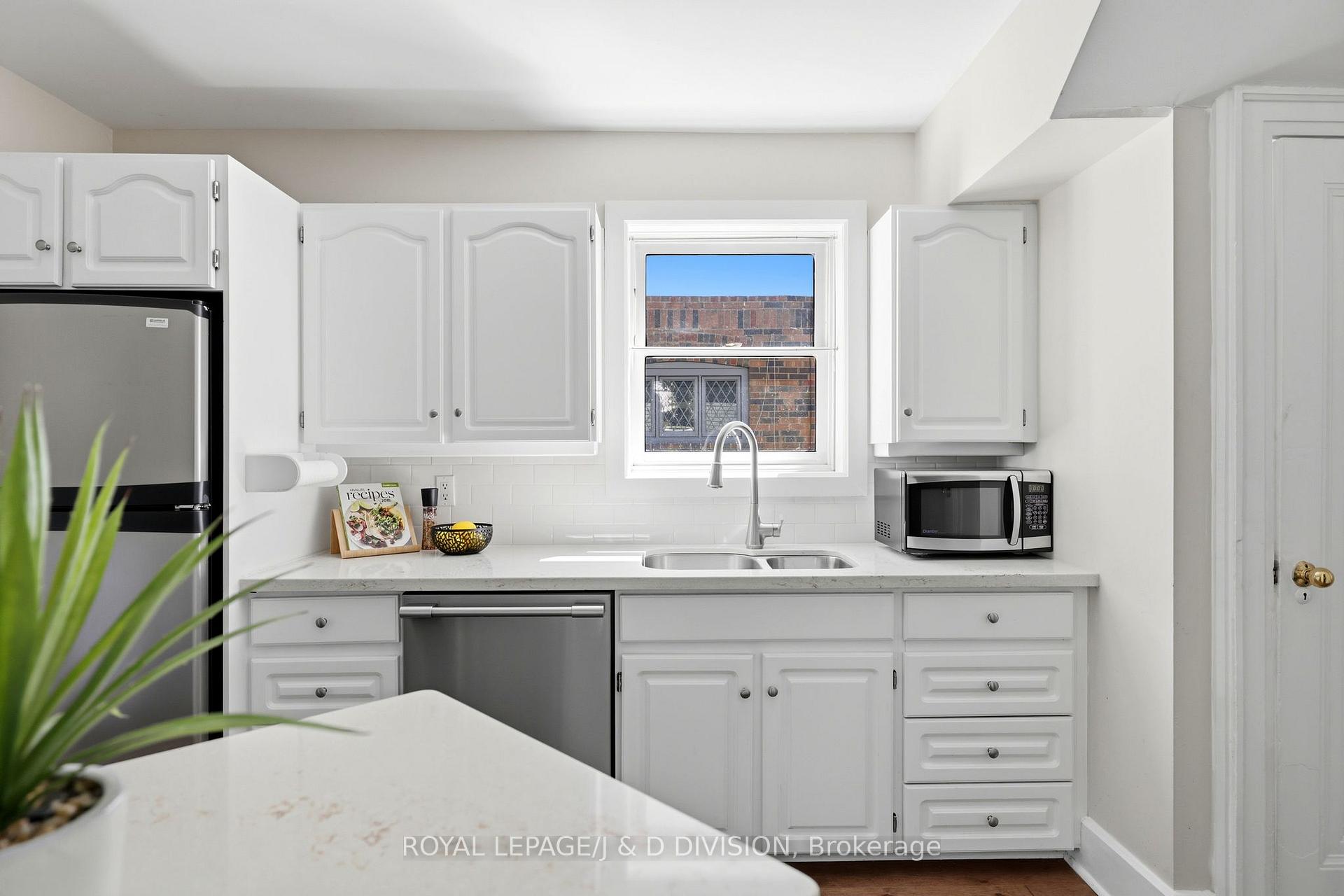 Photo 12 of 102 Ridge Drive, Toronto, Rosedale-Moore Park — HOMEH