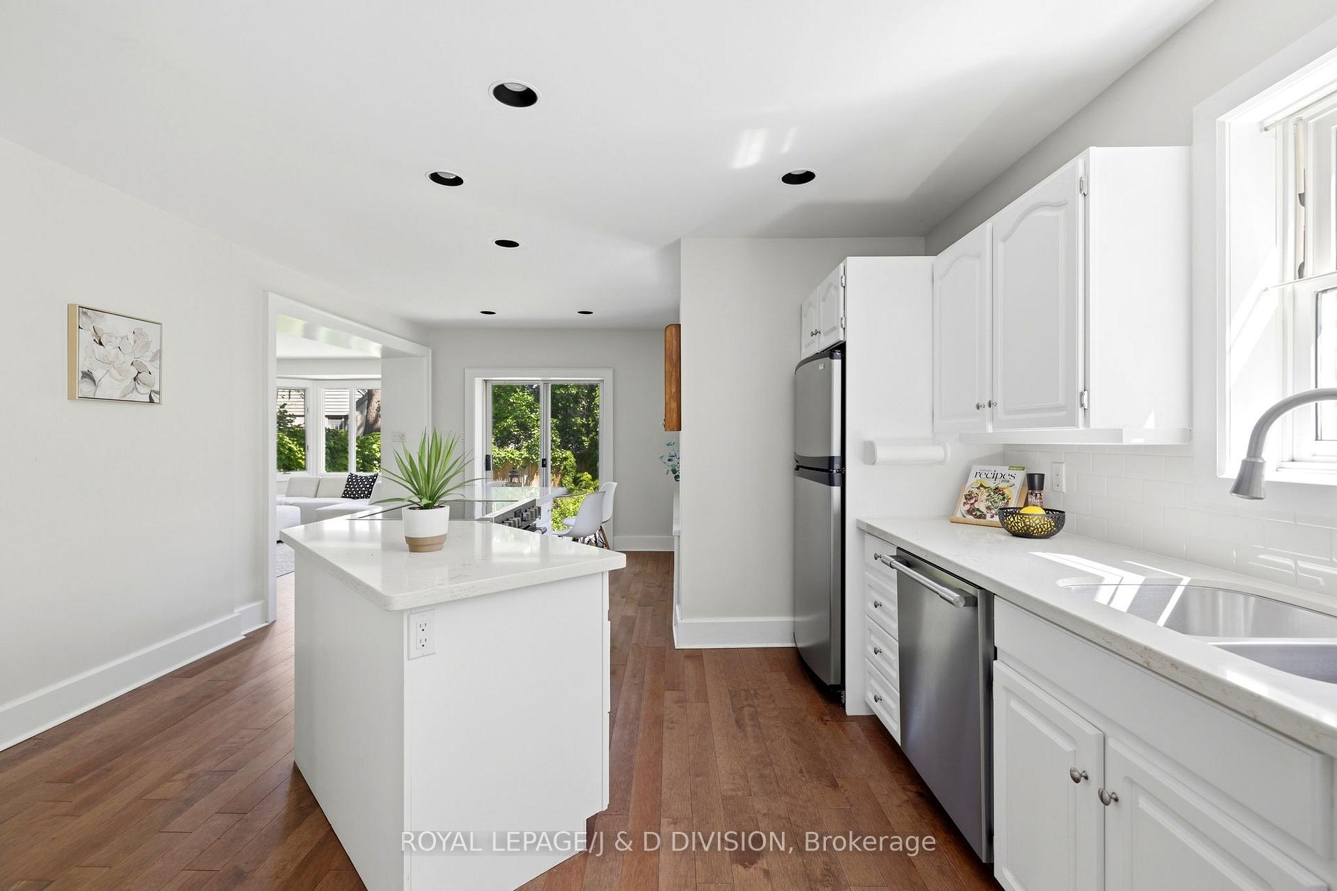 Photo 13 of 102 Ridge Drive, Toronto, Rosedale-Moore Park — HOMEH