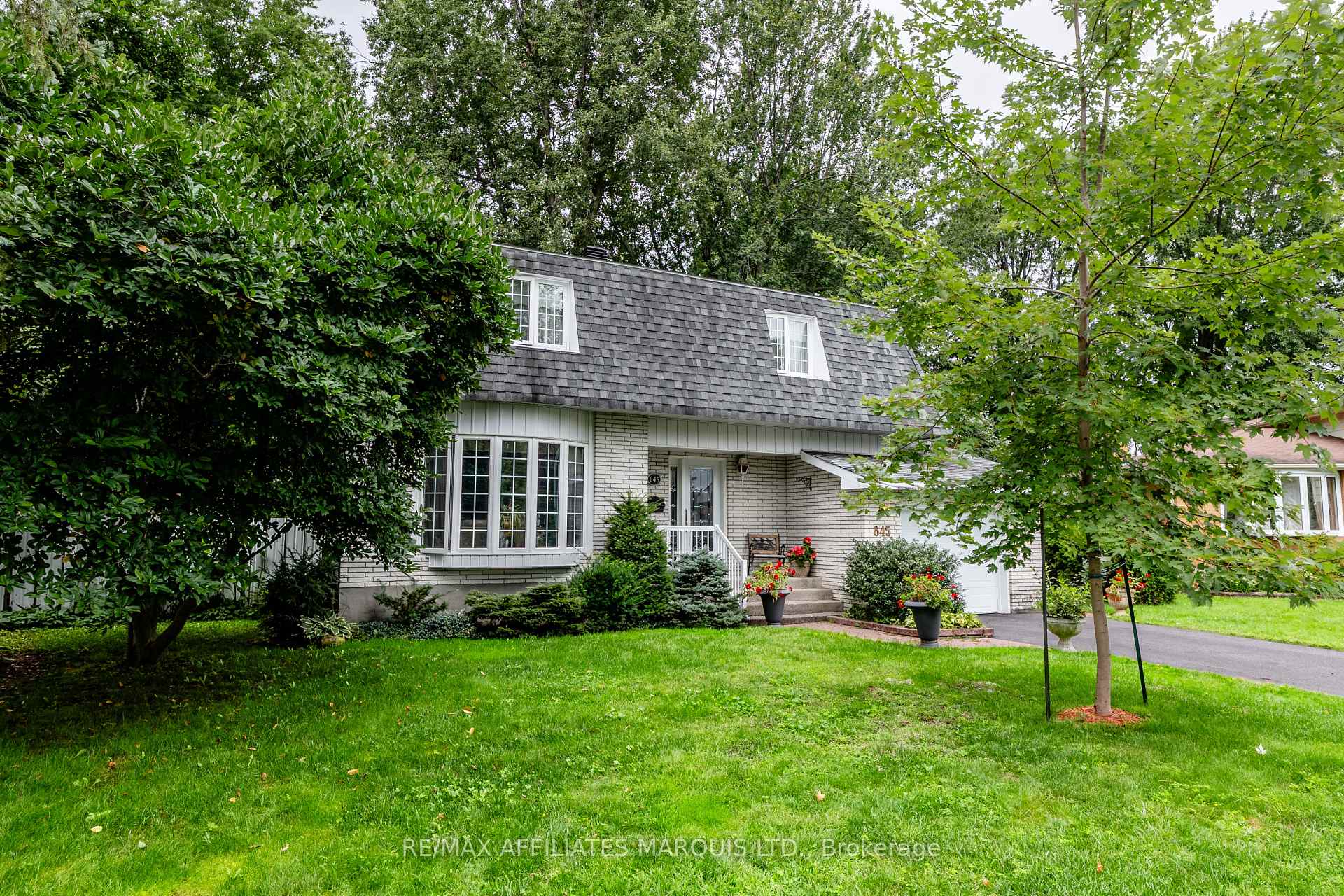 Photo 2 of 645 Dundas Crescent, Cornwall, Cornwall — HOMEH