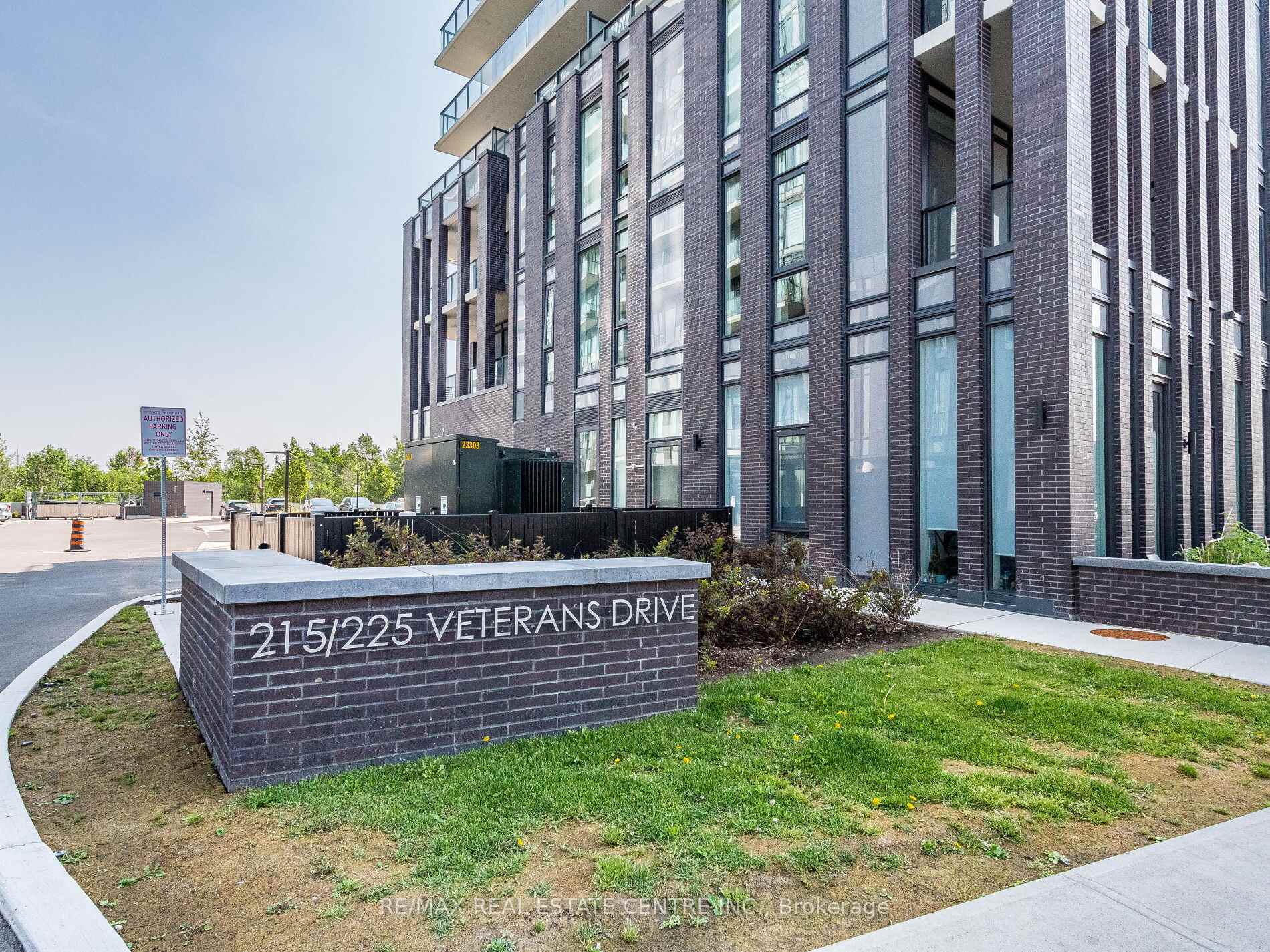Photo 3 of Unit 211, 215 Veterans Drive, Brampton, Northwest Brampton — HOMEH