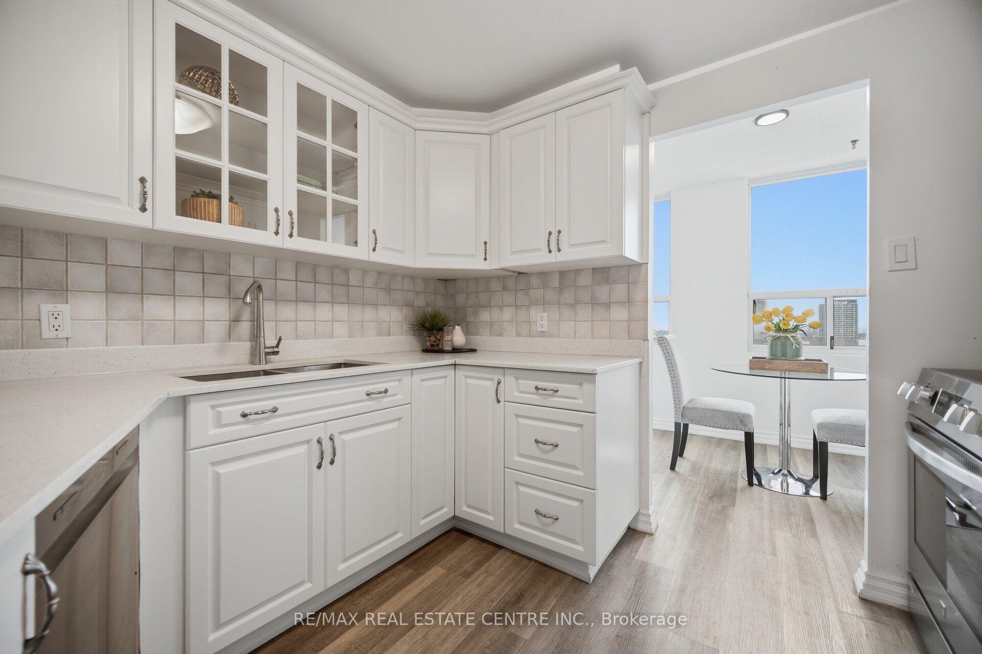 Photo 10 of Unit 2601, 3650 Kaneff Crescent, Mississauga, Mississauga Valleys — HOMEH