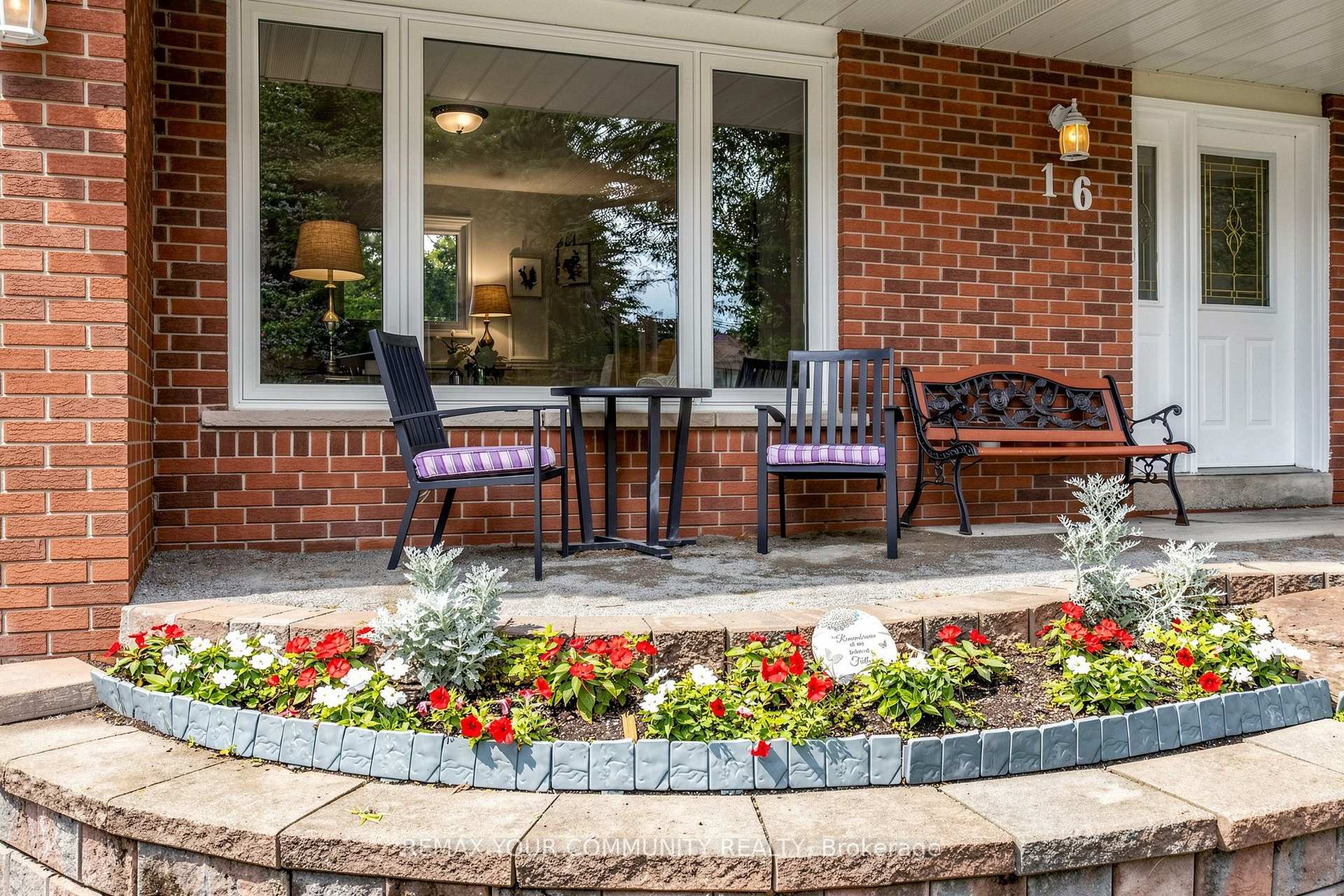 Photo 2 of 16 Ramsay Street, East Gwillimbury, Holland Landing — HOMEH