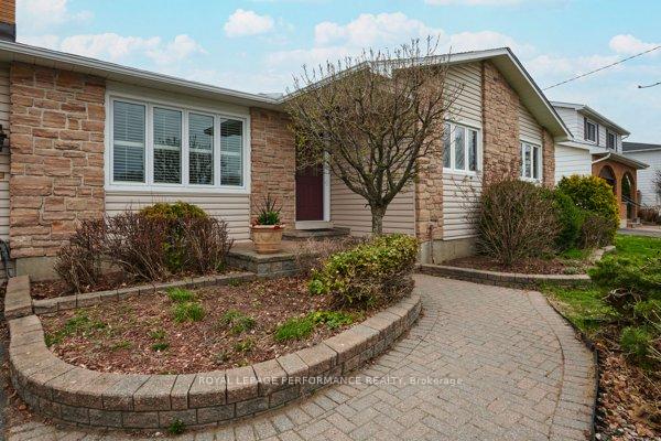 Photo 3 of 401 Phoenix Crescent, Ottawa, Bilberry Creek/Queenswood Heights — HOMEH