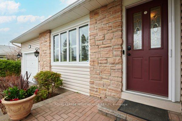 Photo 4 of 401 Phoenix Crescent, Ottawa, Bilberry Creek/Queenswood Heights — HOMEH