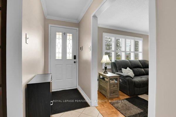 Photo 5 of 401 Phoenix Crescent, Ottawa, Bilberry Creek/Queenswood Heights — HOMEH