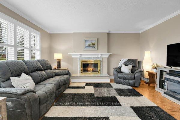 Photo 7 of 401 Phoenix Crescent, Ottawa, Bilberry Creek/Queenswood Heights — HOMEH