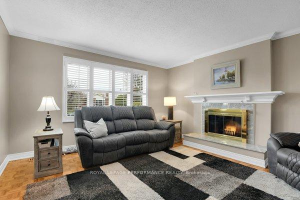 Photo 8 of 401 Phoenix Crescent, Ottawa, Bilberry Creek/Queenswood Heights — HOMEH