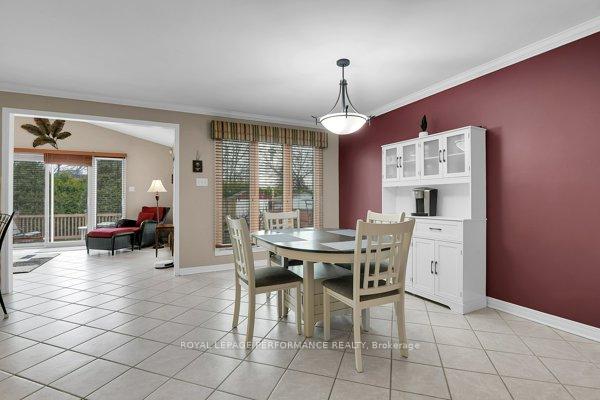 Photo 9 of 401 Phoenix Crescent, Ottawa, Bilberry Creek/Queenswood Heights — HOMEH