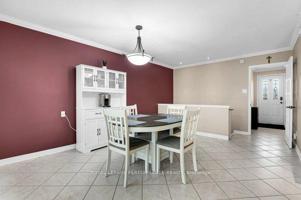 Photo 10 of 401 Phoenix Crescent, Ottawa, Bilberry Creek/Queenswood Heights — HOMEH