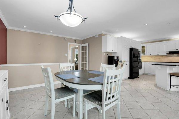 Photo 11 of 401 Phoenix Crescent, Ottawa, Bilberry Creek/Queenswood Heights — HOMEH