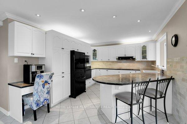 Photo 12 of 401 Phoenix Crescent, Ottawa, Bilberry Creek/Queenswood Heights — HOMEH