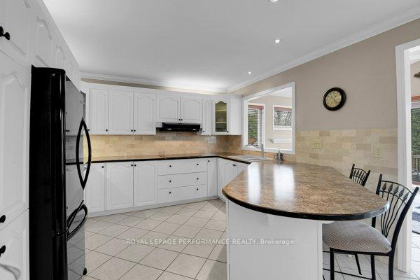 Photo 13 of 401 Phoenix Crescent, Ottawa, Bilberry Creek/Queenswood Heights — HOMEH
