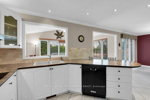 Photo 14 of 401 Phoenix Crescent, Ottawa, Bilberry Creek/Queenswood Heights — HOMEH