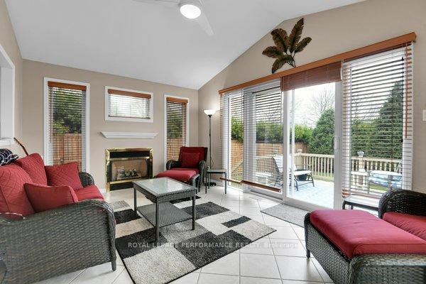 Photo 15 of 401 Phoenix Crescent, Ottawa, Bilberry Creek/Queenswood Heights — HOMEH