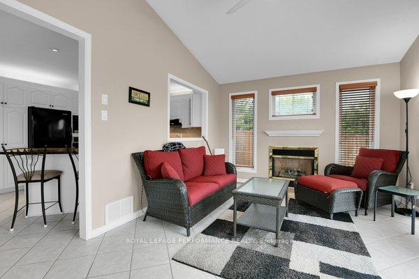 Photo 16 of 401 Phoenix Crescent, Ottawa, Bilberry Creek/Queenswood Heights — HOMEH