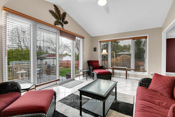 Photo 17 of 401 Phoenix Crescent, Ottawa, Bilberry Creek/Queenswood Heights — HOMEH