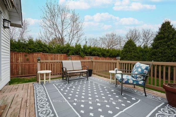 Photo 29 of 401 Phoenix Crescent, Ottawa, Bilberry Creek/Queenswood Heights — HOMEH