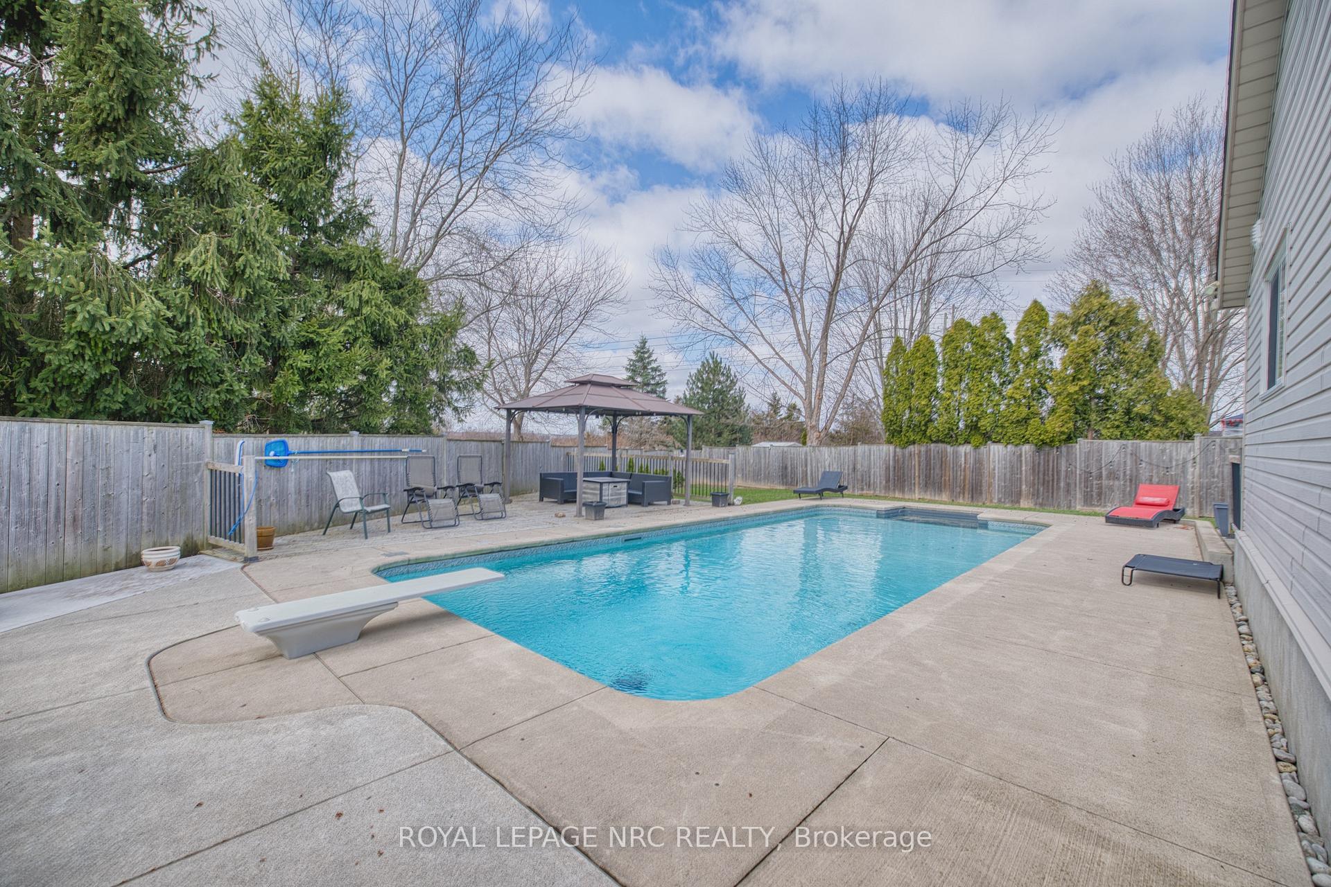 Photo 2 of 16 Leonard Drive, St. Catharines, Rykert/Vansickle — HOMEH
