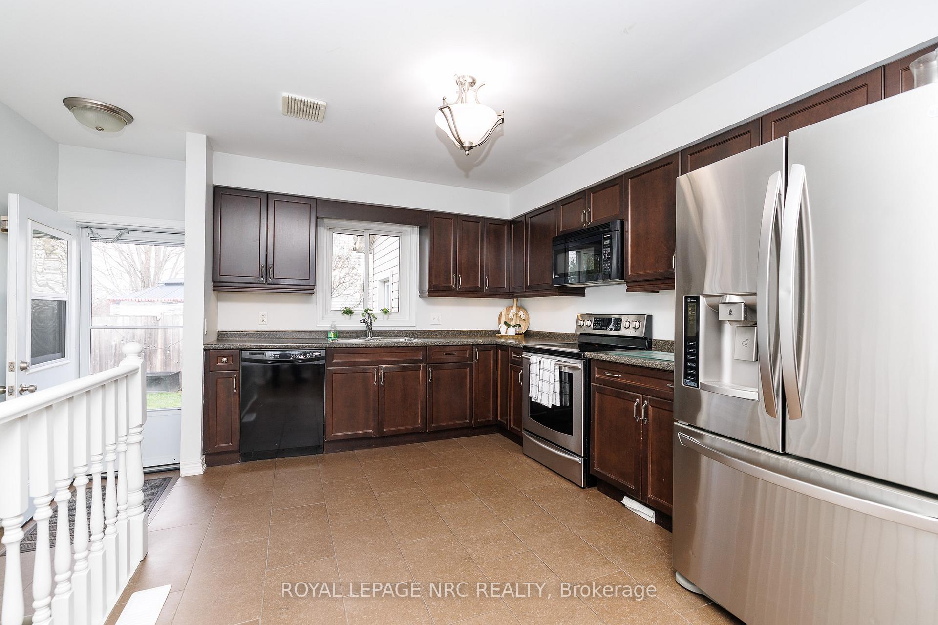 Photo 7 of 16 Leonard Drive, St. Catharines, Rykert/Vansickle — HOMEH