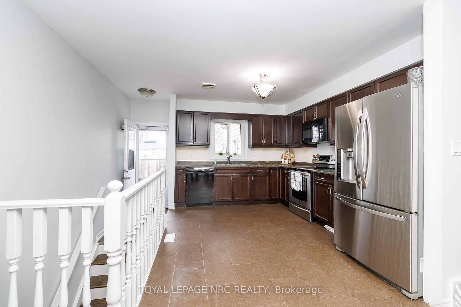 Photo 10 of 16 Leonard Drive, St. Catharines, Rykert/Vansickle — HOMEH