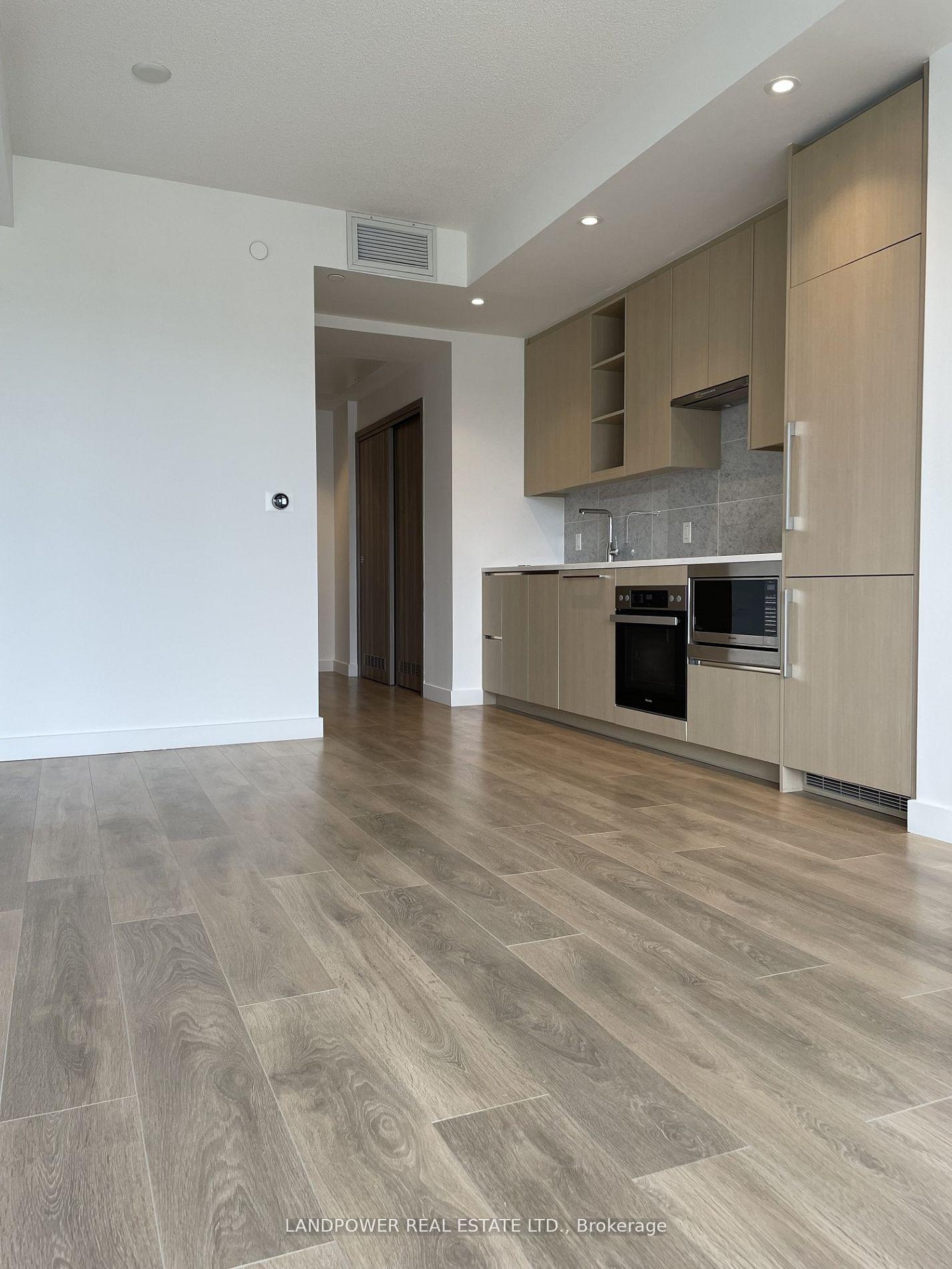 Photo 4 of Unit 810, 85 McMahon Drive, North York, Bayview Village — HOMEH
