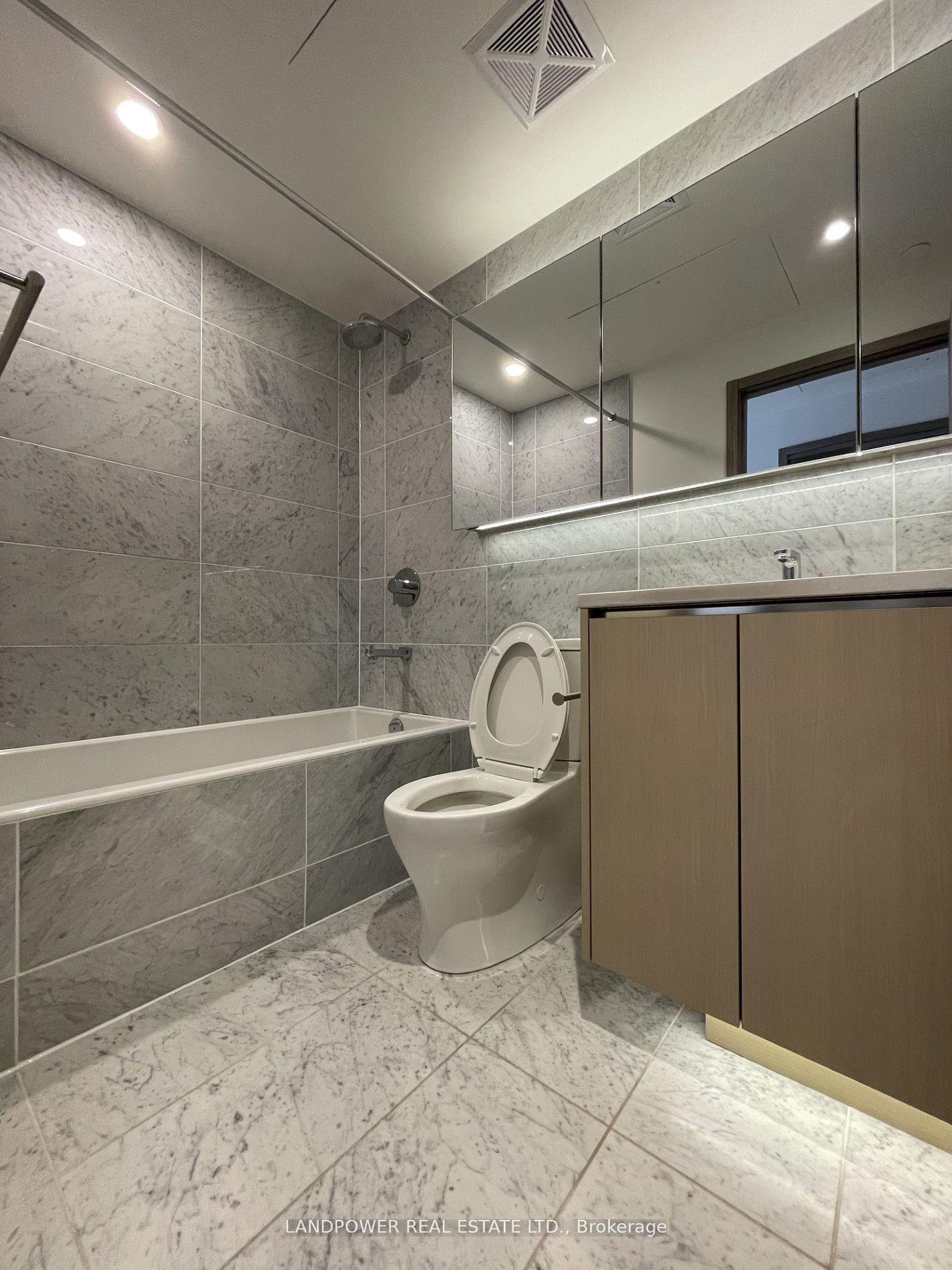 Photo 5 of Unit 810, 85 McMahon Drive, North York, Bayview Village — HOMEH