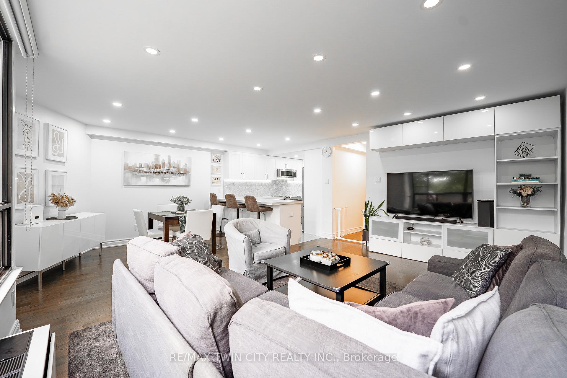 Photo 7 of Unit A32, 288 Mill Road, Etobicoke, Markland Wood — HOMEH