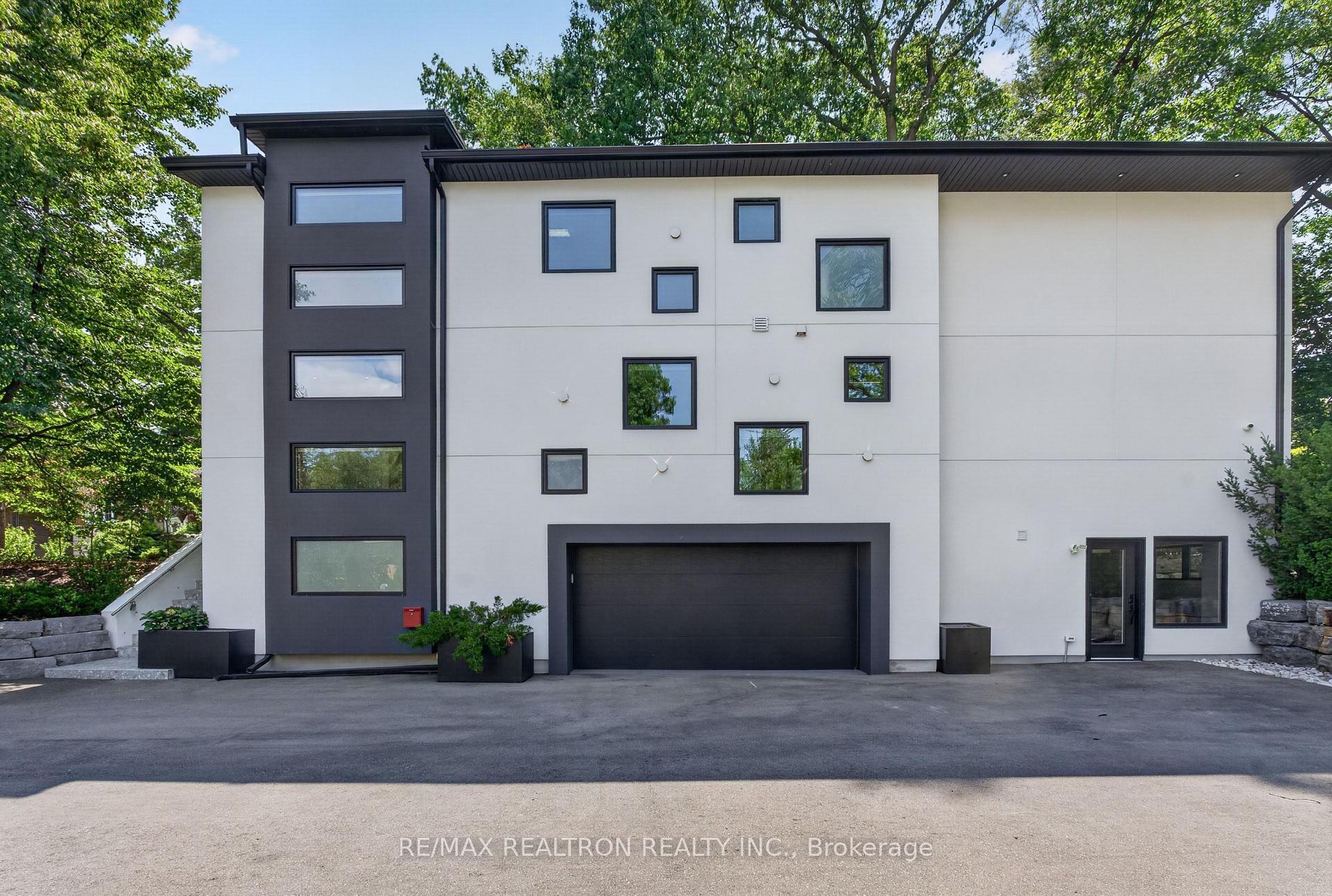 Photo 3 of 8 Breezewood Drive, Etobicoke, Stonegate-Queensway — HOMEH