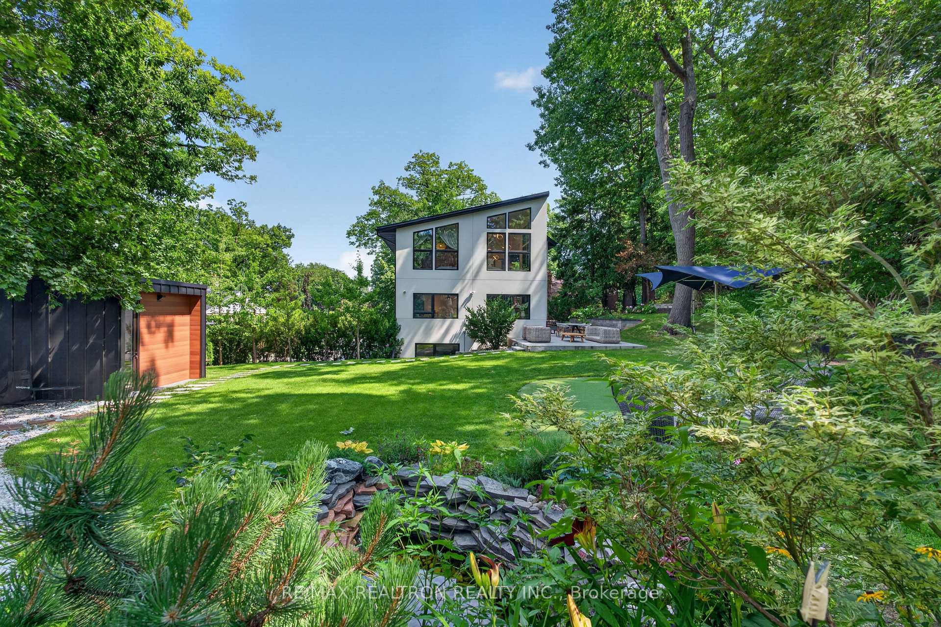 Photo 4 of 8 Breezewood Drive, Etobicoke, Stonegate-Queensway — HOMEH