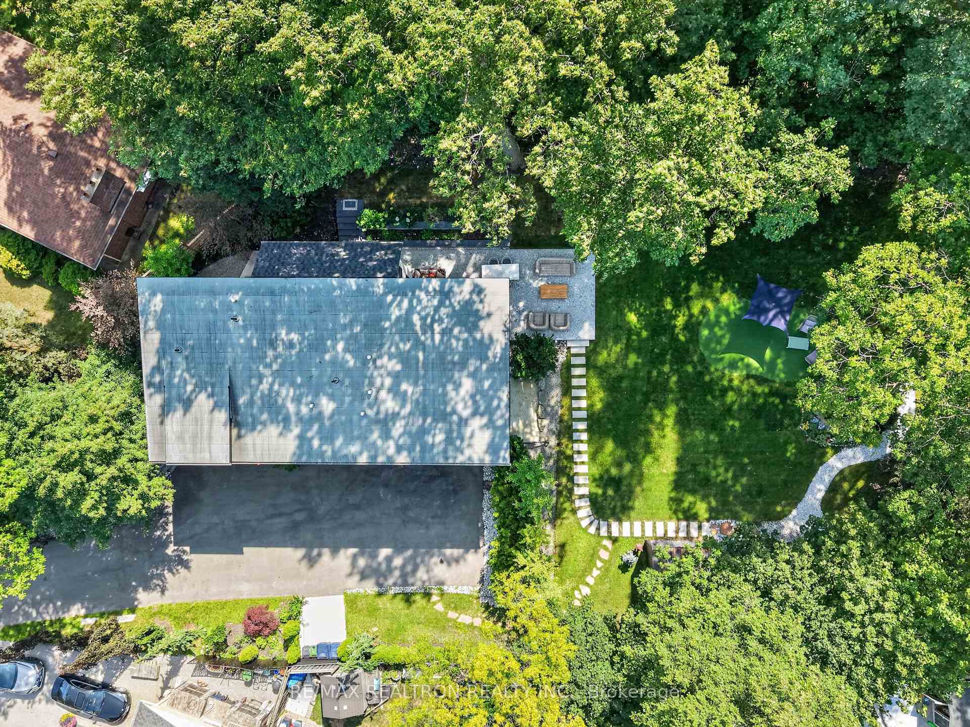 Photo 7 of 8 Breezewood Drive, Etobicoke, Stonegate-Queensway — HOMEH